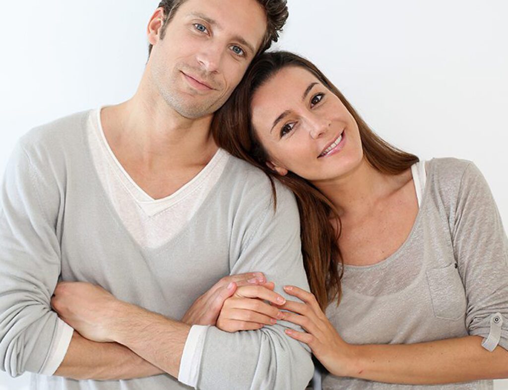Paar im Selfie Fotostudio vor einer grauen Wand beim Selfie Paar Shooting