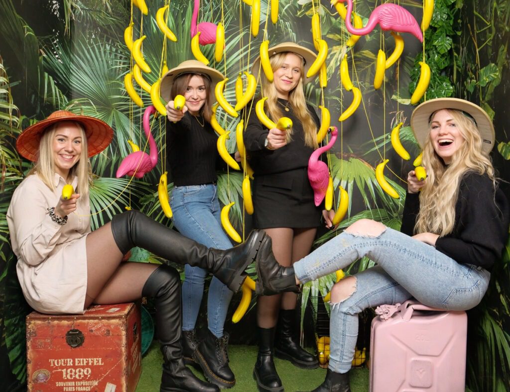 Schöne Mädchen beim Selfie Friends Shooting im Selfiestudio in einem Dschungelsetting mit Bananen