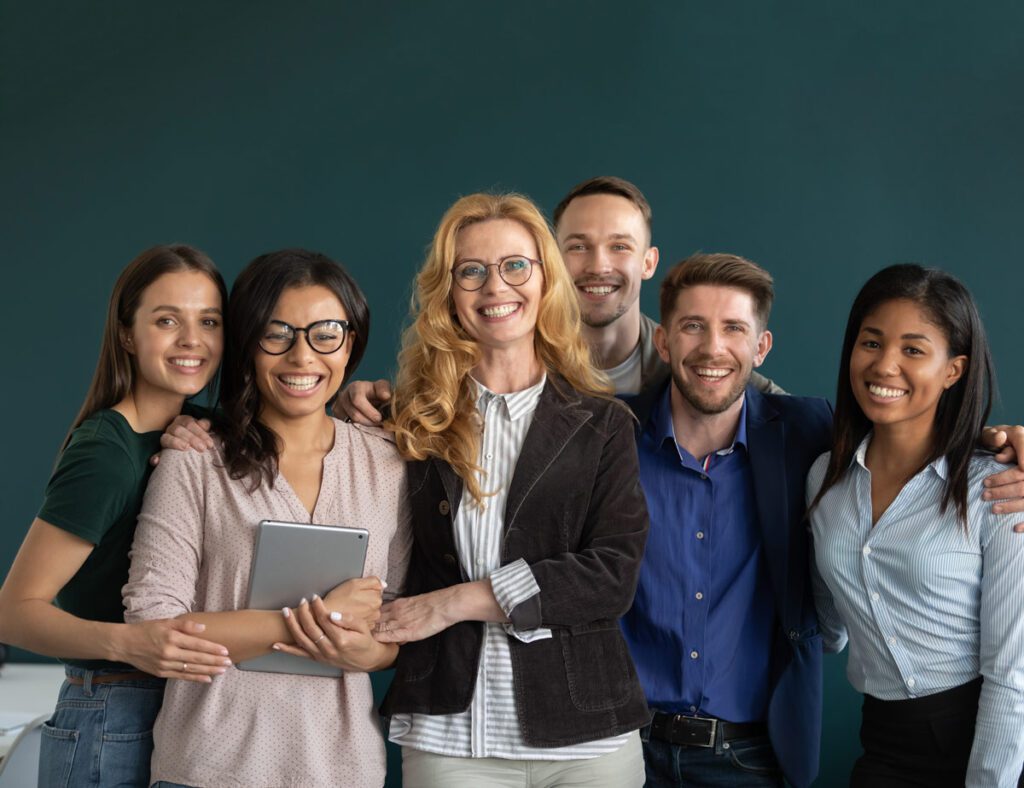 Team vor grünem Hintergrund bei einem SELFIE TEAM EVENT im Selfiestudio