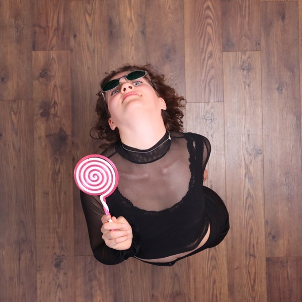 Schönes Mädchen im Selfie Fotostudio von oben fotografiert