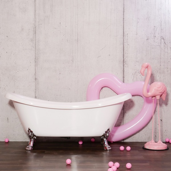 Badewanne vor Betonwand mit rosa Flamingo und Herz im Selfie Fotostudio